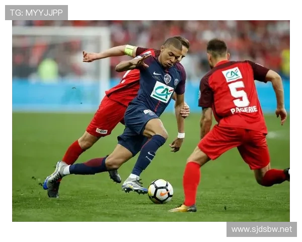 巴黎圣日耳曼没有姆巴佩的球队形态问题逐步反映,对战术结构稳定性形成考验 巴黎圣日耳曼没有姆巴佩的球队形态问题逐步反映,对战术结构稳定性形成考验