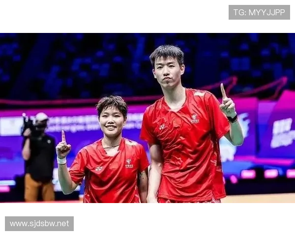 刚看到冯彦哲的生活照，训练硬汉下了场就成了五星早餐常客，差距感炸裂