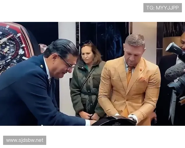 康纳今天穿得像去夜店，还真不是八卦，光鞋子都能买一辆摩托了